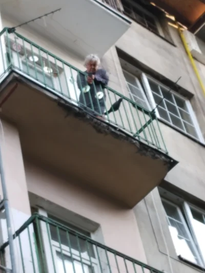 Ruchaka_rozrabiaka - Co przyjadę podawać beton, to dziady stare wychodzą na balkony i...