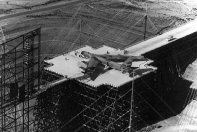 myrmekochoria - Bombowiec strategiczny Boeing B-52 Stratofortress na drewnianej platf...