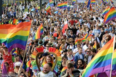 prawarekasorosa - > mówię tu o tym co pokazują na marszach LGBT ludzi z dildo na czol...