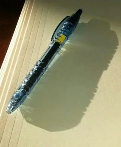 leeroyjenkins - Długopis powstały dzięki recyklingowi rzuca cień przedmiotu,z którego...