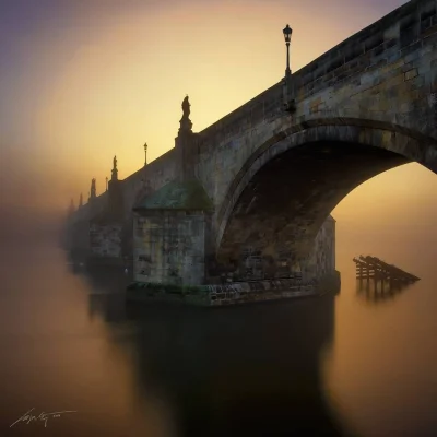 Nemezja - #fotografia #mosty
Praski Most Karola o mglistym poranku (fot. Marek Kijev...