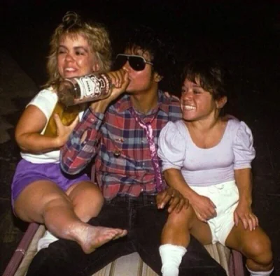 HaHard - Michael Jackson pije wódkę z dwiema karlicami

#fotografia #ciekawostki #m...
