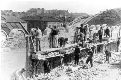 N.....h - Wznoszenie muru getta krakowskiego.
1941 rok.

#iiwojnaswiatowa #fotogra...