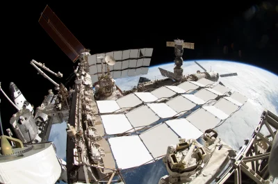 TinkerCob - @Hasz5g: Dlatego z ISS wystają, poza panelami słonecznymi, duże promienni...