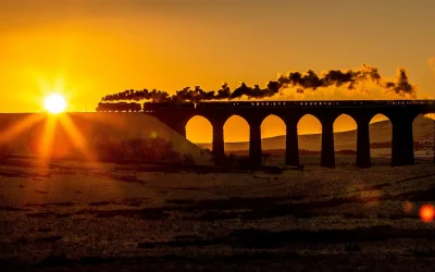 dzika-konieckropka - Pociąg parowy na trasie -Winter Cumbrian Express- jadący wiadukt...