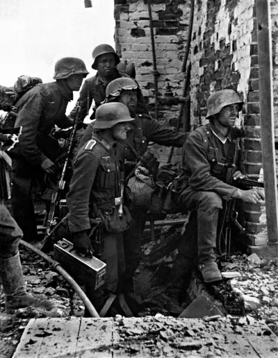 Rajtuz - Niemieccy żołnierze w ruinach Stalingradu. Wrzesień 1942 r.

#fotohistoria #...