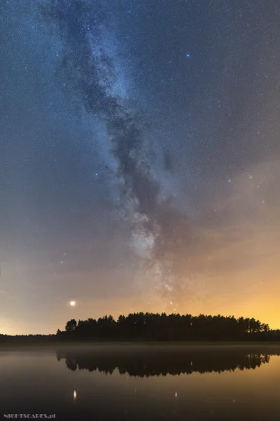 Nightscapes_pl - Jeszcze letnia Droga Mleczna. W wodzie odbijają się Mars i Saturn. 
...