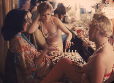Lizus_Chytrus - > Showgirls grające w szachy za kulisami w klubie nocnym Latin Quarte...