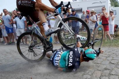 angelo_sodano - Rafał Majka przejechany przez Olivera Naesena...
#tourdefrance #kola...