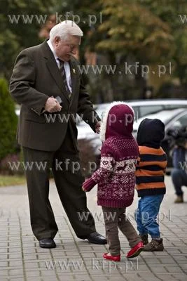 Opipramoli_dihydrochloridum - Gdańsk Oliwa. Lech Wałęsa idąc na niedzielną mszę podzi...