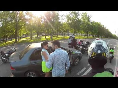 dyrmac - Atak motocyklistów na kierowcę, który nie spojrzał w lusterko.

#motocykle #...
