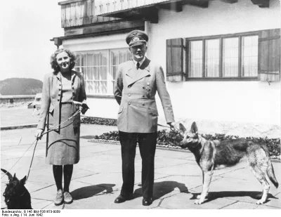 C.....i - Adolf Hitler, jego pies Blondi i Eva Braun. Bawaria, 1942 r.

SPOILER