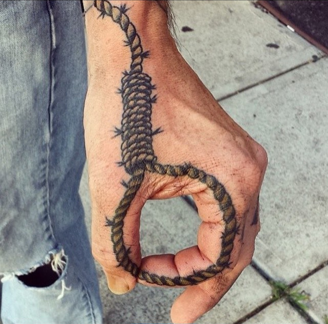 татуировка сколопендра на руке