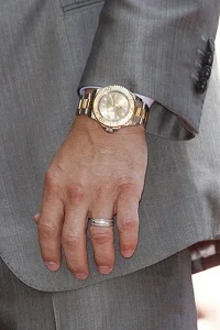 m.....a - Jedyna dopuszczalna męska biżuteria to zegarek i obrączka.
#niepopularnaop...