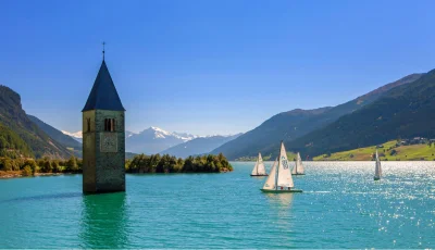 Artktur - Dzwonnica wyrastająca z jeziora

Sztuczny zbiornik Lago di Resia/Reschens...