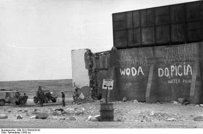 brusilow12 - Niemieccy żołnierze prawdopodobnie z Afrika Korps na fotografii przy stu...