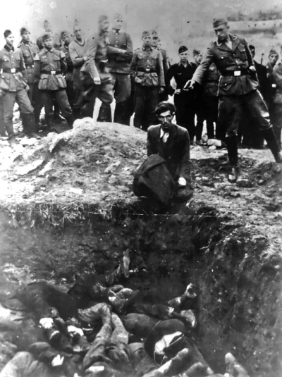 myrmekochoria - Niemiecki żołnierz z Einsatzgruppe D przed dokonaniem egzekucji na uk...