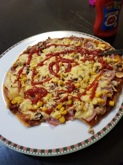 TakiTaki - Żoneczka zrobiła mi taką oto pizzę na kolację. :-)
