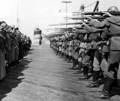 LordSkoczek - Zdjęcie przedstawia niemców rozstrzeliwujących '' groźnych bandytów '',...