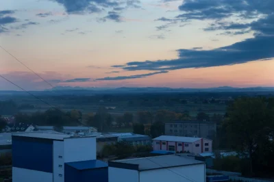 Kordus - Tatry podczas zachodu widziane z dachu opuszczonej fabryki NZC, a teraz do s...