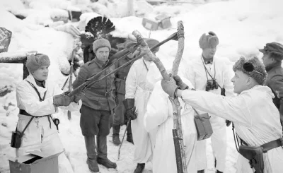 johanlaidoner - Fińscy żołnierze podczas Wojny Zimowej z ZSRR z procą zrobioną z gałę...