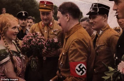 mengele - #adolfhitler #nazisci Adolf daje kwiatki z łąki na dzień kobiet XD