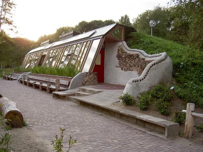 dzikireks - To sa swietne samowystarczalne domy:

http://earthship.com/