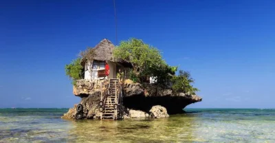 a.....a - Bar na Zanzibarze, chatka zbudowana na głazie wystającym z wód Oceanu Indyj...