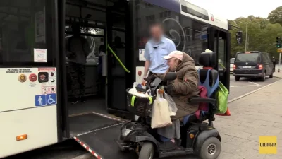 nieocenzurowany88 - Po co ona się tym gównem #!$%@? do autobusu i zajmuje miejsce za ...