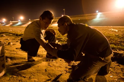 myrmekochoria - Mężczyźni zażywają heroinę obok granicy Meksyku i USA, 2009 rok. W su...
