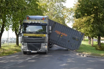 weeden - Podobno nie wiele brakowało, a skasowałby auto z naprzeciwka... Kto odpowiad...