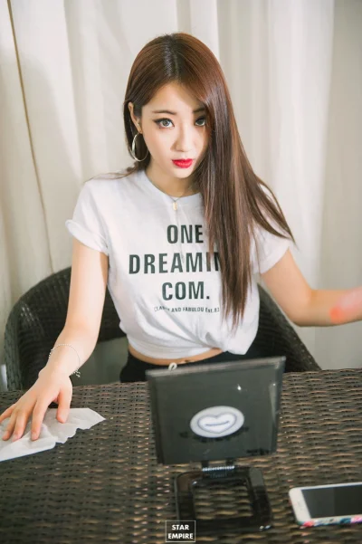 K.....o - #kyungri #ninemuses 
#koreanka