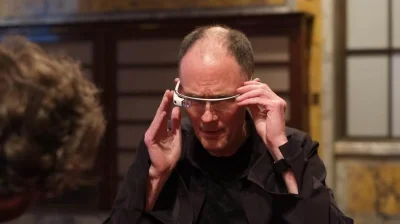 b.....a - William Gibson testujący Google Glass. Ciekawa jestem co sobie w tym momenc...