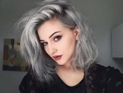 zaspiewamjeszczeraz - Co sądzicie o srebrnych/szarych włosach u #rozowepaski?
#pytan...