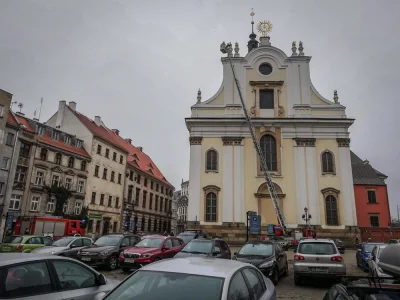 MiejscaWeWroclawiu - Uwaga na głowy, spadają betonowe elementy... https://miejscawewr...