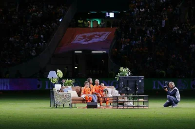 polik95 - Holendrzy ładnie pożegnali Sneijdera. Po meczu rozstawili telewizor i sofę ...