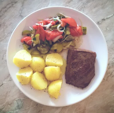 marl3na - Prawilny obiad! 
Stek wołowy Bavette z ziemniakami oraz sałatką z pomidorów...