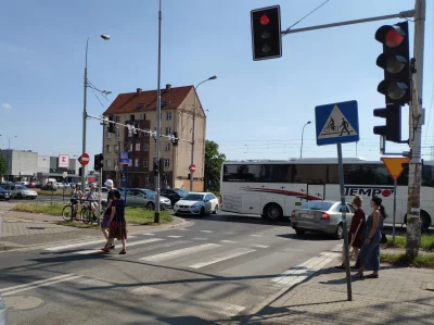 Reepo - Typowa legnicka, debile w każdym typie podjazdów wjeżdżają na skrzyżowanie gd...