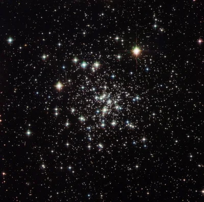 r.....7 - Zdjęcie przedstawia gromadę kulistą NGC 6535, odległą od ziemi o 22 000 lat...