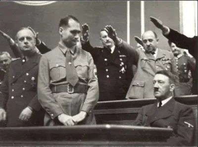 k.....3 - Bezimnienny niemiecki bohater odmawia wykonania nazistowskiego salutu.
#he...