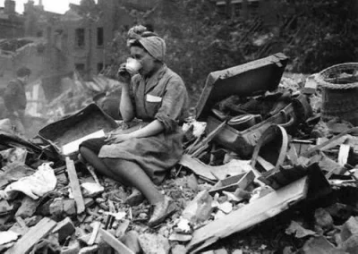 bauagan - Londyn, 1940r. 

Kobieta pije herbatę,na zgliszczach swojego domu.
#fotogra...