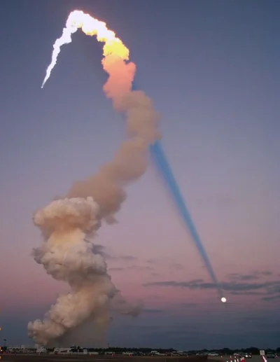 t.....k - #kosmos #rakiety
Księżyc w cieniu pióropusza startującego promu Atlantis. ...