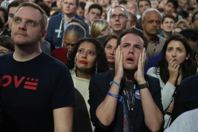 Jezykkk - Obrazek z reakcjami sztabu demokratów. Babka w środku wygląda jakby własnie...