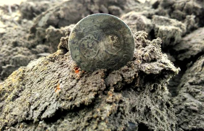 N.....h - Szóstak - jedna ze znalezionych srebrnych monet (fot. Michał Młotek)

 Ska...
