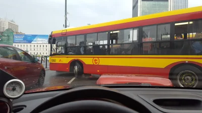 pablosik - Ja już zgłosiłem do ZTM debila. Wyjechał na czerwonym i wszystkich zabloko...