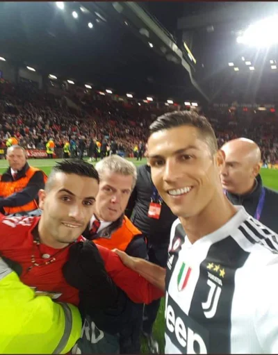 polik95 - Nawet steward zapozowal do tego selfie xD
#heheszki #mecz #selfie #juventus...