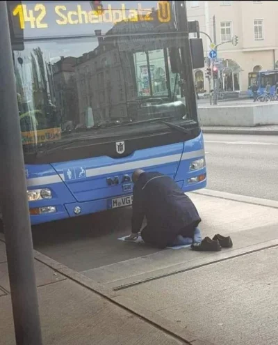 Enviador - Gdy kierowca autobusu wysiada by pomodlić się (do autobusu (｡◕‿‿◕｡)), to w...