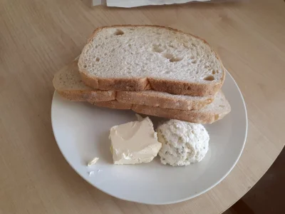 M_longer - Śniadanie z dzisiaj, trzy kromki chleba, margaryna, kulka białego sera z j...