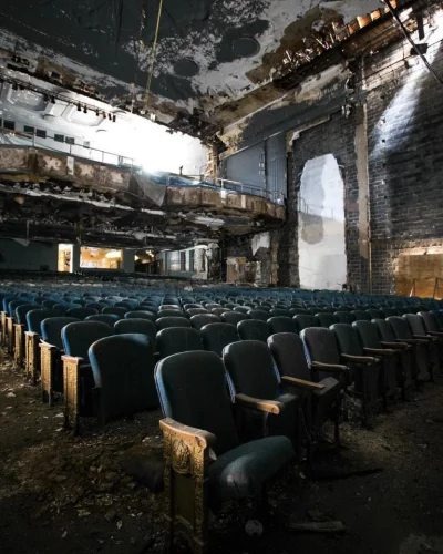 ciezka_rozkmina - Opuszczony budynek kina.
#abandonedporn #opuszczonemiejsca