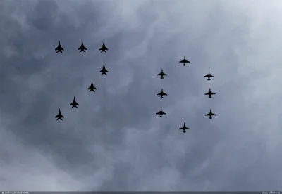 S....._ - Rosyjskie samoloty tworzące "70" w trakcie parady.